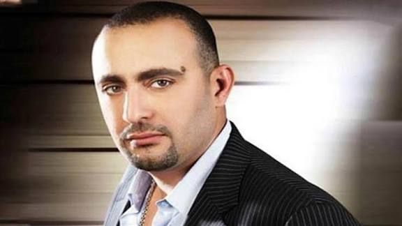 نجاة الفنان المصري أحمد السقا من حادث سير تسبب بكسر بأضلاعه وتهشم سيارته