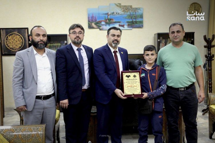 وزير التربية السوري يكرم الطالب مازن فندي لإحرازه المركز الثالث عالمياً في بطولة الشطرنج