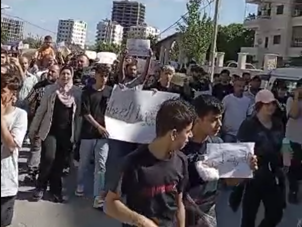 الاحتجاجات تتواصل في اللاذقية للمطالبة بالكشف عن مصير الطفل المخطوف محمد حيدر