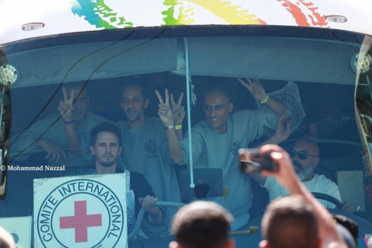 2000 أسير فلسطيني يعانقون الحرية.. واستقبال حاشد رغم قمع الاحتلال