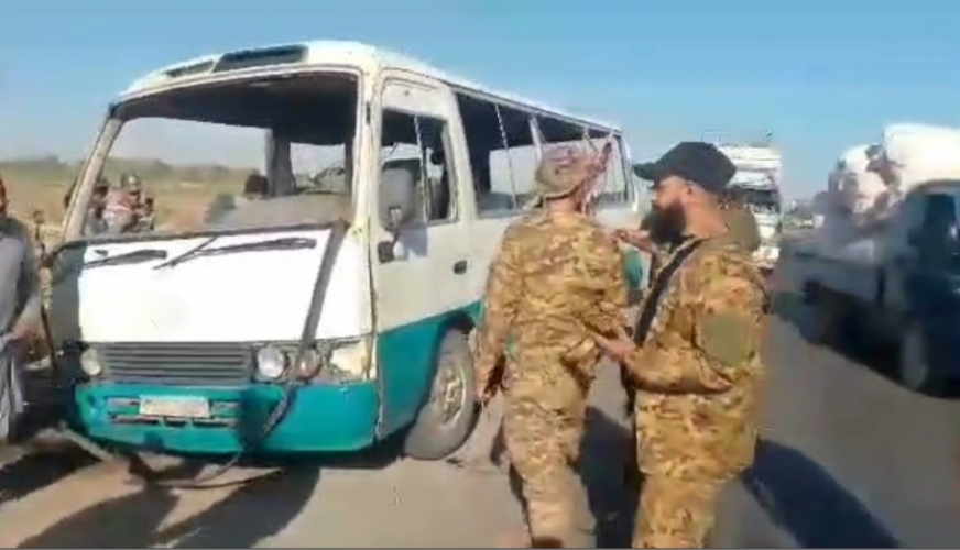 سقوط 4 قتلى من عناصر وزارة الدفاع وإصابة آخرين باستهداف حافلة بعبوة ناسفة في ريف دير الزور 