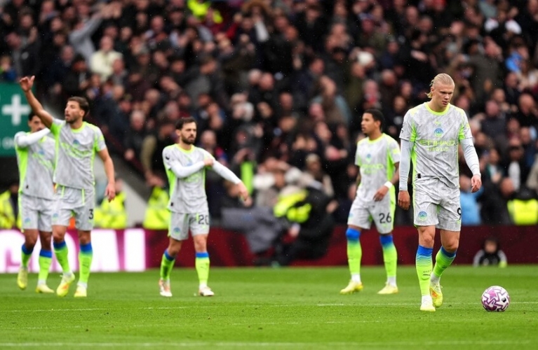 أستون فيلا يهزم مانشستر سيتي بهدف مدافع