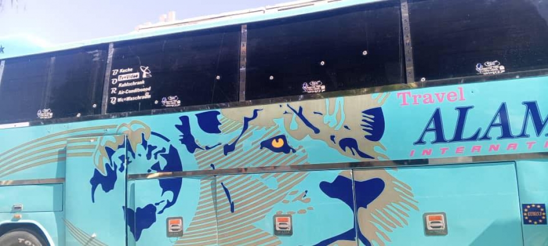 استهداف حافلة ركاب على طريق السويداء.. قتيلان و11 جريحاً و استهدافات بطائرات درون