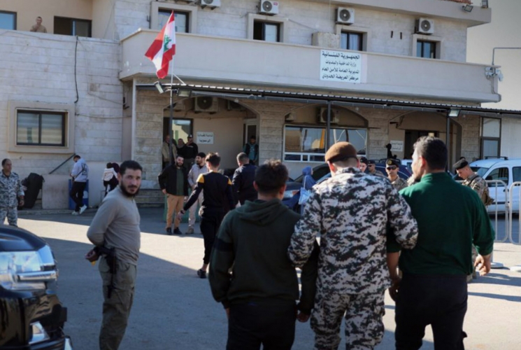 لبنان يتسلم من سوريا 17 من مواطنيه دخلوا المياه الإقليمية السورية بطريقة غير شرعية