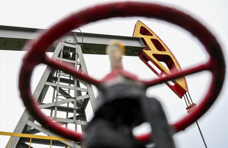 انخفاض أسعار النفط وسط توقعات بالتوصل إلى اتفاق حول أوكرانيا