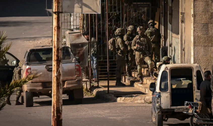 دورية إسرائيلية تعتقل شخصاً يلقب بـ”الخفاش” في ريف درعا