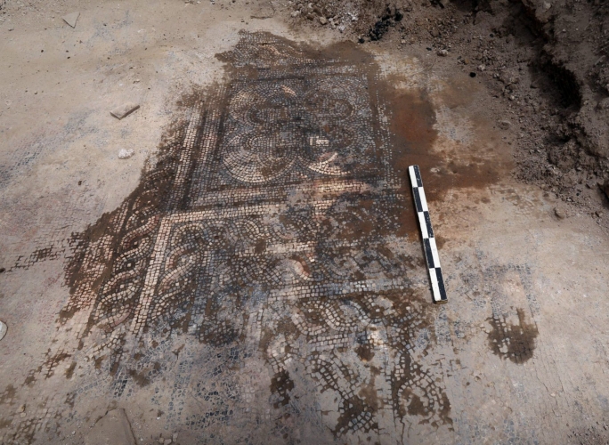 اكتشاف لوحة فسيفساء تعود إلى الحقبة البيزنطية في قارة بريف دمشق