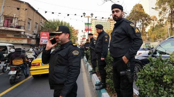 الشرطة الإيرانية تضبط أسلحة ومتفجرات وتوقف متهمين بأعمال شغب في طهران