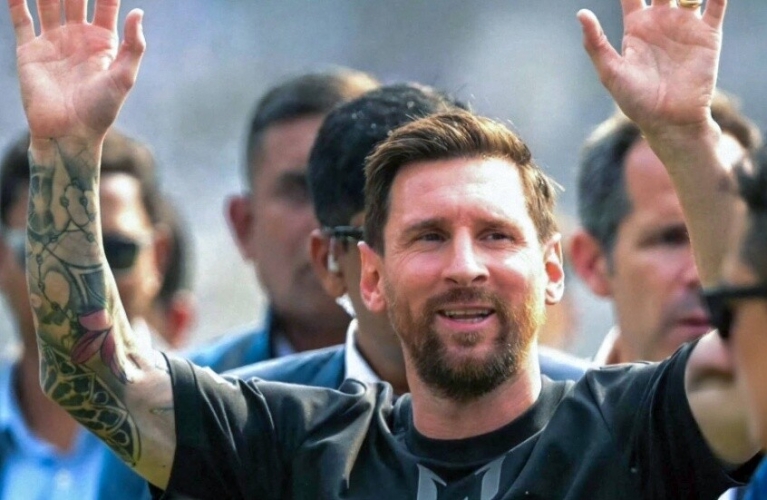 عرض خرافي لـ ميسي من اتحاد جدة السعودي.. عقد مدى الحياة