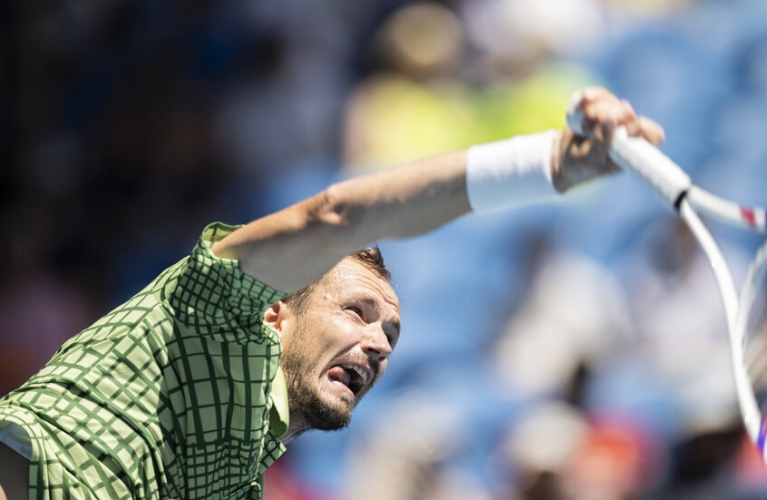 دانييل مدفيديف يتأهل إلى الدور الثالث من بطولة أستراليا المفتوحة للتنس