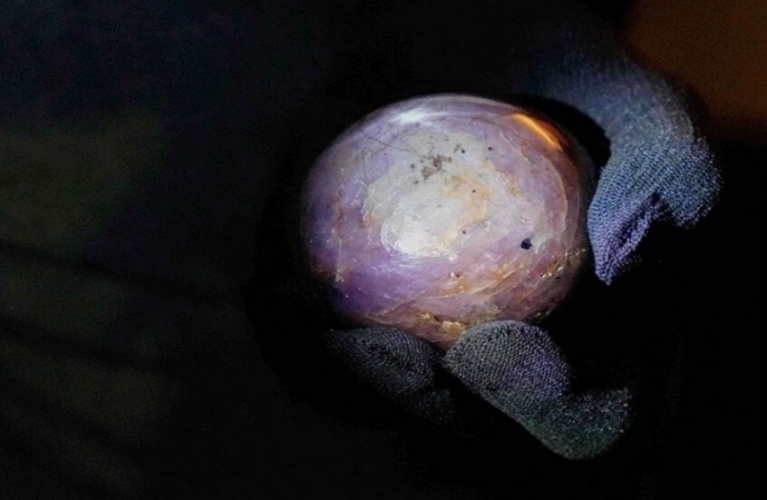 سريلانكا تكشف عن أكبر ياقوتة في العالم