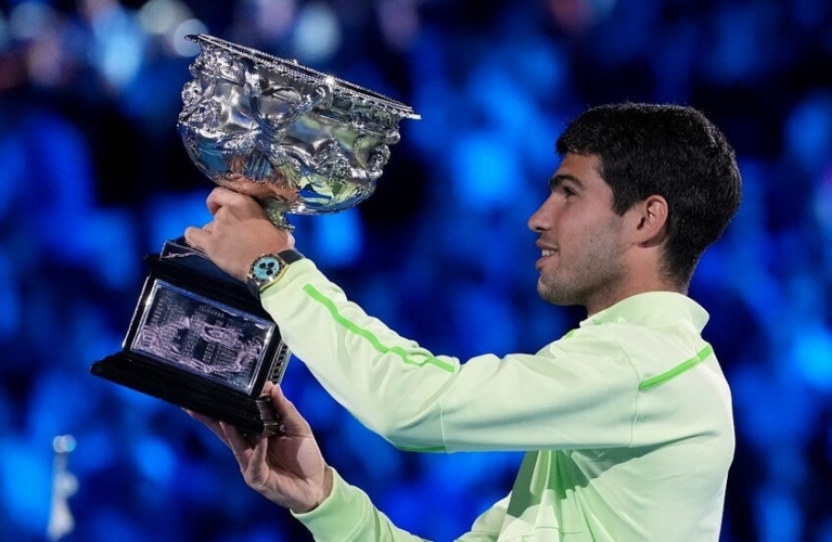 لأول مرة.. الإسباني ألكاراز يتوج بلقب كأس بطولة أستراليا الكبرى