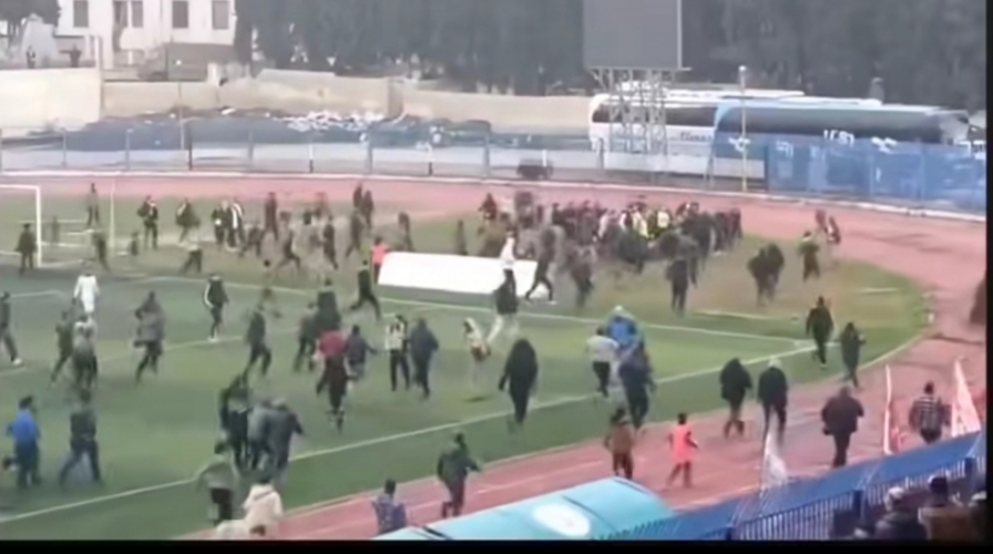 جمهور نادي أمية يعتدي بالضرب المبرح على حكم مباراة في إدلب