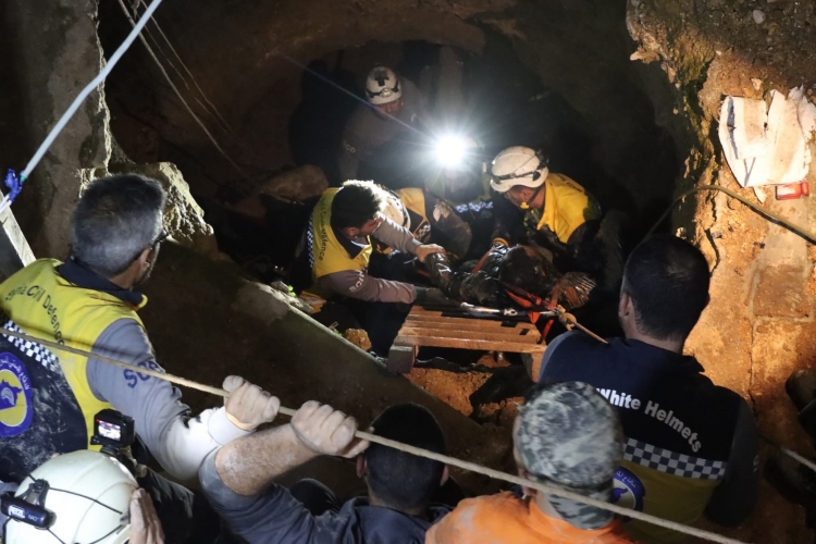 الدفاع المدني ينتشل جثامين أربعة شبان من حفرة عميقة في جبلة