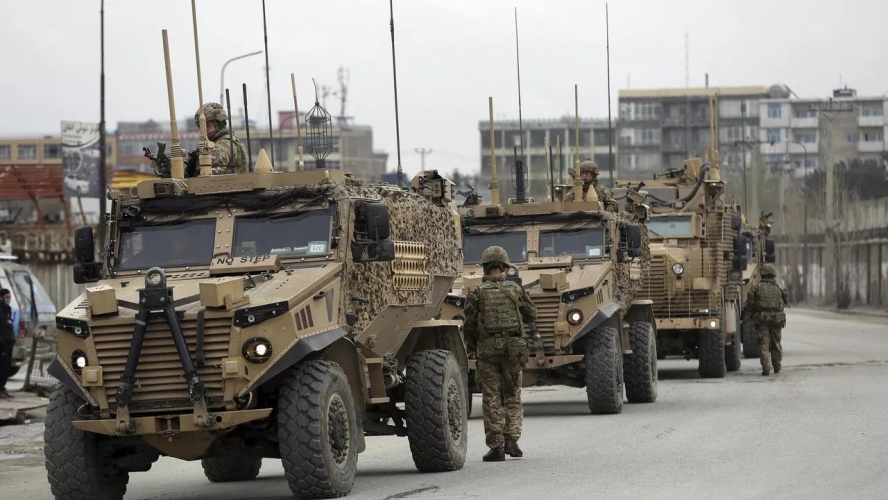 طالبان تنفذ هجمات على باكستان وتسيطر على مواقع للجيش الباكستاني 