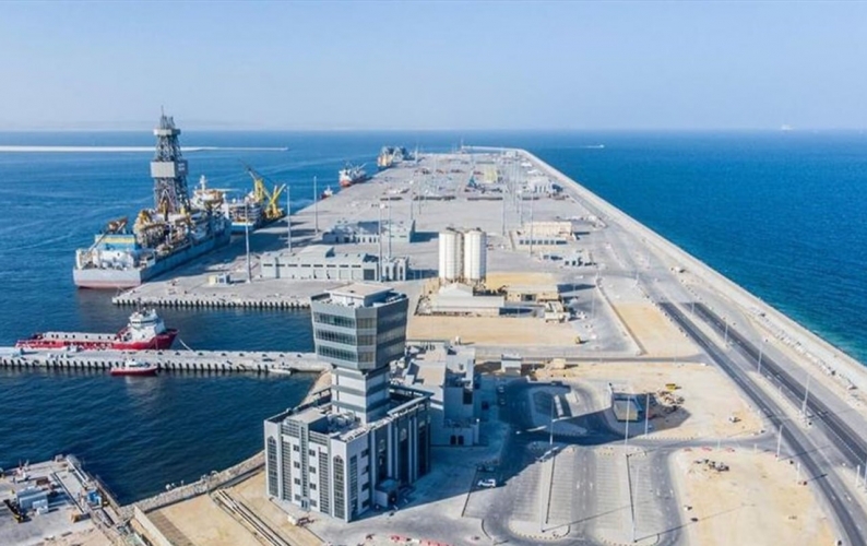 إيران تستهدف ميناء الدقم العُماني بمسيرتين والسفارة الأميركية تدعو رعاياها إلى الاحتماء