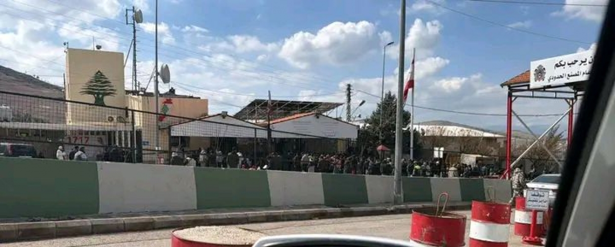 خوفاً من اتساع رقعة الحرب.. نزوح متسارع من لبنان  إلى سوريا يسبب اختناق في معبر المصنع