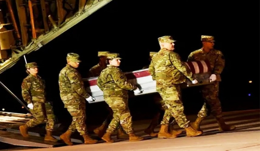 مقتل عدد من مشاة البحرية الأمريكية وتدمير مبنى المقر الرئيس لقاعدة جوية أمريكية