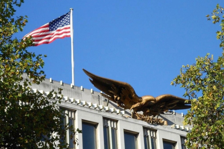 أمريكا تغلق سفاراتها مؤقتا بالمنطقة وتدعو رعاياها للرحيل