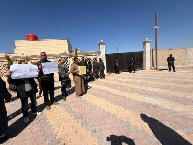 احتجاجات لعشرات الموظفين في الرقة ودير الزور ضد إجراءات الحكومة المؤقتة