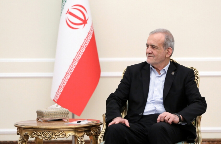 الرئيس الإيراني يكشف عن بدء محاولات وساطة لوقف الحرب