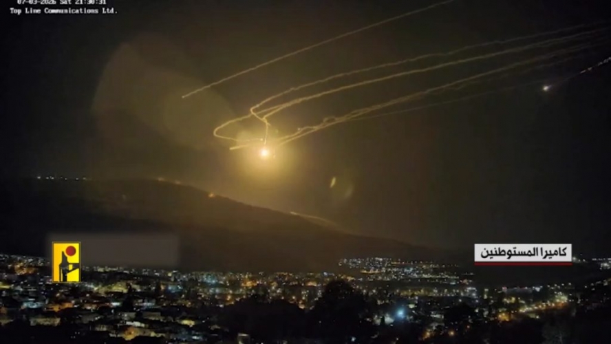 حزب الله يعلن بدء عمليات العصف المأكول ويطلق 100 صاروخ من لبنان نحو الشمال الإسرائيلي