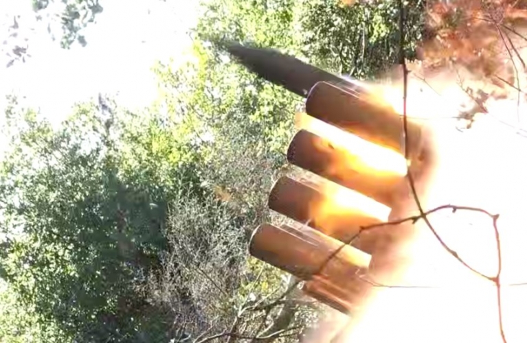 حزب الله يواصل استهداف تجمعات جنود العدو الإسرائيلي  ومراكزه العسكرية ويدمر 5 دبابات