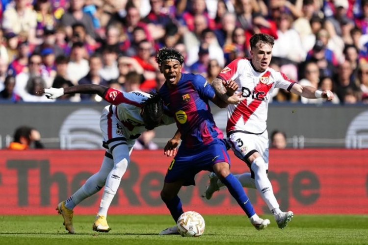 برشلونة يهزم رايو فاليكانو ويعزز صدارته للدوري الإسباني 