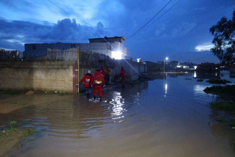 الهلال الأحمر السوري يُجلي عائلات في الحسكة مع تجدد فيضان نهر الخابور