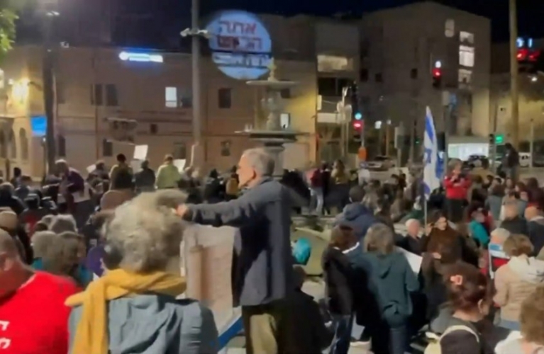 مئات الإسرائيليين يتظاهرون في تل أبيب مطالبين بوقف الحرب على إيران