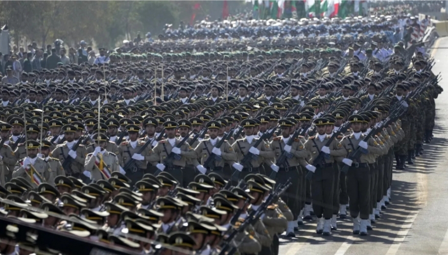 هيئة الأركان الإيرانية تحذر من مجزرة للأمريكيين إذا أقدموا على عملية برية في بلادها