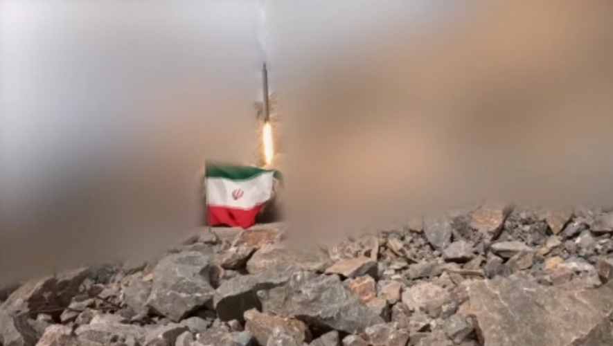 الحرس الثوري الإيراني يعلن تنفيذ الموجتين 96 و97 ويدمر موقع تجمع ضباط أمريكيين وبنى تحتية لطاقة العدو