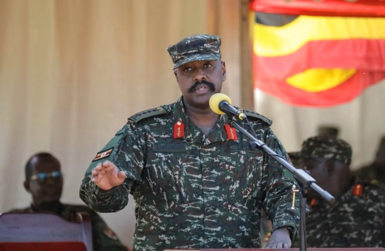 رئيس أركان الجيش الأوغندي يطلب من تركيا مليار دولار.. ويعرض على إسرائيل 100 ألف جندي