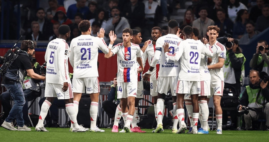 ليون يعود بفوز بثنائية من أرض مستضيفه باريس سان جيرمان في الدوري الفرنسي 