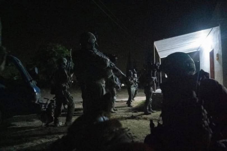 بشكل يومي.. الاحتلال الإسرائيلي يواصل استباحة الأراضي السورية ويداهم منازل في ريف القنيطرة 