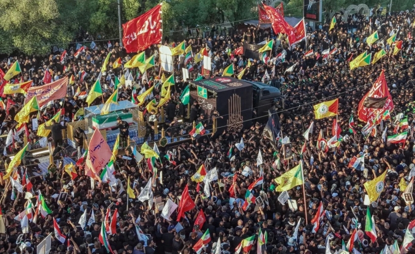حشود مليونية تشيع القائد الشهيد السيد علي خامنئي في النجف الأشرف بالعراق