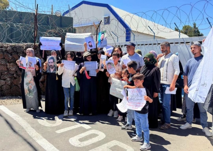 وقفة احتجاجية للأهالي أمام مقرّ “الأندوف” بريف القنيطرة للمطالبة بالكشف عن مصير أبنائهم المعتقلين
