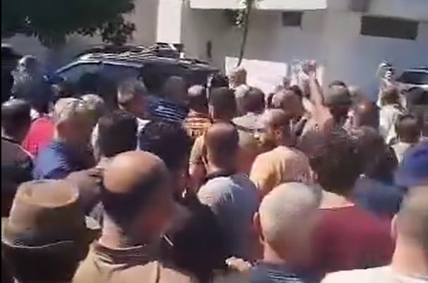 اعتصام لسائقي الشاحنات في مرفأ اللاذقية رفضاً للتمييز في التحميل وإلغاء الوصل الخاص