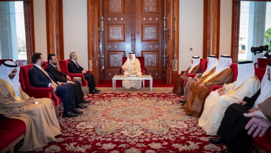 وزير الخارجية الشيباني يبحث مع ملك البحرين العلاقات الثنائية وتعزيز التعاون