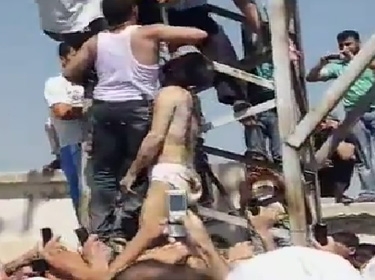 شنق رجل من حفظ النظام في حماه.. إرهاب الثمانينات عاد من جديد.. شاهد الفيديو (قاس جداً)