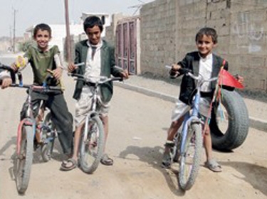 اليمنيون يعتمدون الدراجات الهوائية ملاذا لتجاهل أزمة المحروقات