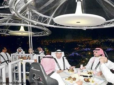 مطعم جدة المعلق .. مغامرة الإفطار في الهواء الطلق على ارتفاع 50 متراً