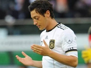 أوزيل يحمل الحظ مسؤولية الخسارة مع برشلونة في كاس السوبر