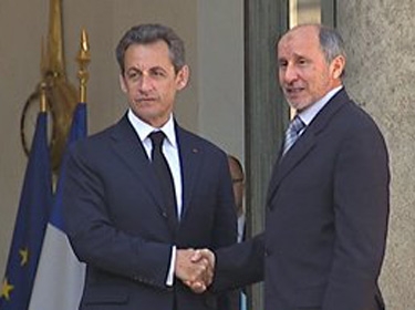 اتفاق سري بين فرنسا والمجلس الانتقالي يقضي بمنحها 35% من عقود النفط