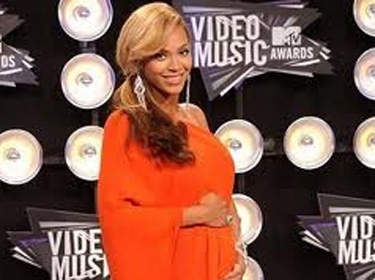 بيونسيه تكشف عن بطنها الحامل