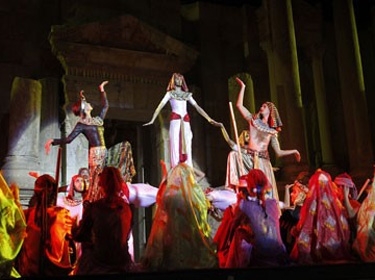 إنانا تعود من موسكو بعد عرض ناجح لعملها المسرحي جوليا دومنا