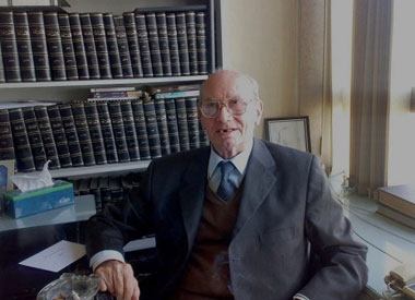 رحيل الأديب الكبير مدحة عكاش صاحب اليد البيضاء على أجيال من الكتاب