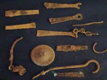 الكشف عن أرضية بلاط قرميدية وكسر فخارية وزجاجية في موقع تل ضهرة المنطار بحماة