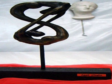 النحات سليمان عبيد يحول البرونز إلى قطع فنية نادرة