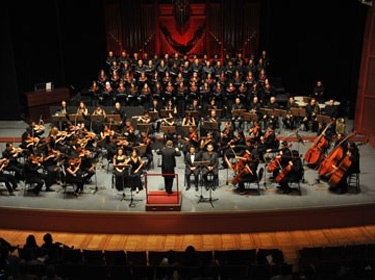 طلاب الموسيقا ينشدون (الأم الحزينة) في الأوبرا السورية 	